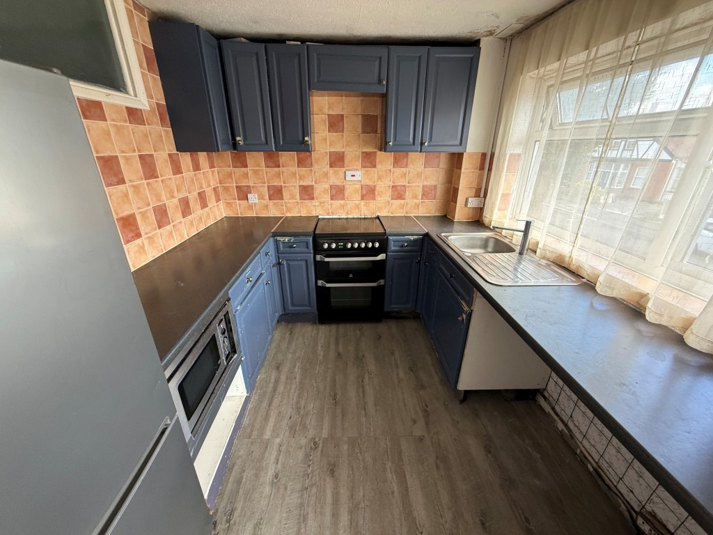 Lot: 31 - FIRST FLOOR FLAT FOR IMPROVEMENT - Fitted kitchen with space for appliances